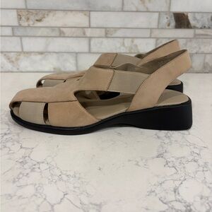 AEROSOLES Tan Women's Genuine Leather Stretchy Slip-On Sandals Size 6.5